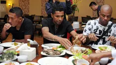 Penyerang Sriwijaya FC, Alberto Goncalves (tengah) menyantap hidangan di salah satu restoran di Bandung, Sabtu (19/3/2016). Manejemen Sriwijaya FC memilih makan bersama saat jeda laga turnamen Piala Bhayangkara 2016. (Liputan6.com/Helmi Fithriansyah)