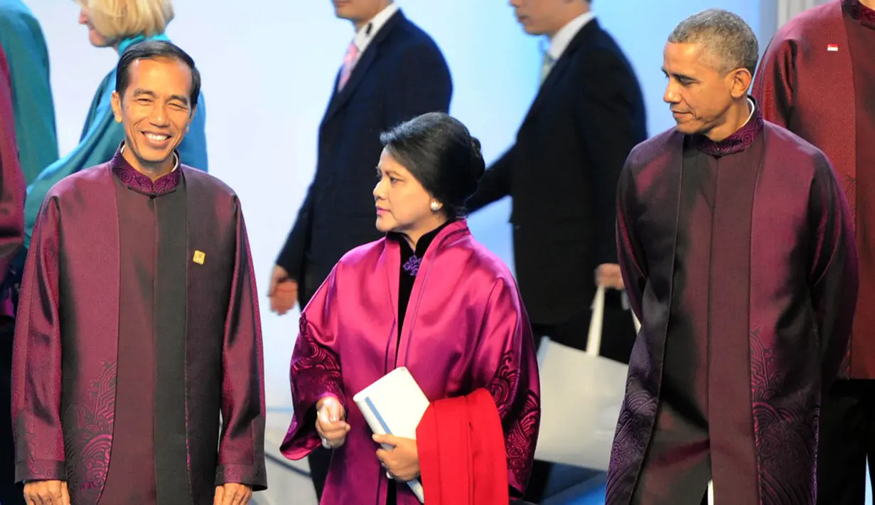 Presiden Jokowi bersama Iriana dan Obama bersiap berpose saat Family Photo KTT APEC 2014 di Beijing, Senin (10/11/2014) (Antara Foto/Setpres)