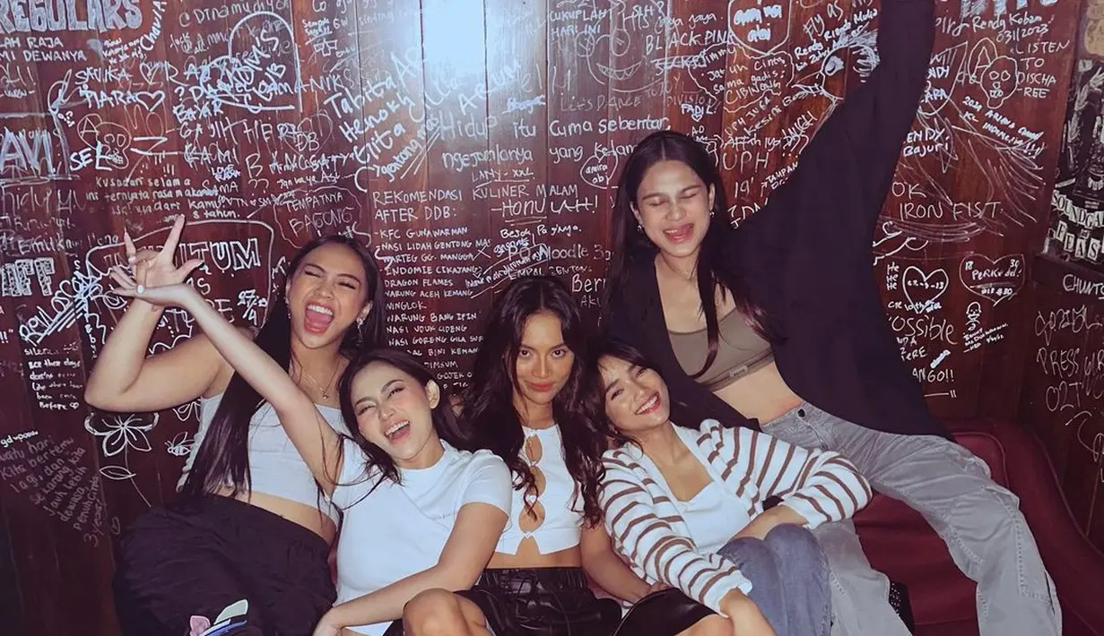 Gaya gemas Erika Carlina dan Fuji, bersama beberapa orang terdekat mereka, seperti Rachel Vennya dan Azizah Salsha. Semuanya tampil chic dengan outfit kasual masing-masing. [Foto: Instagram/eri.carl]