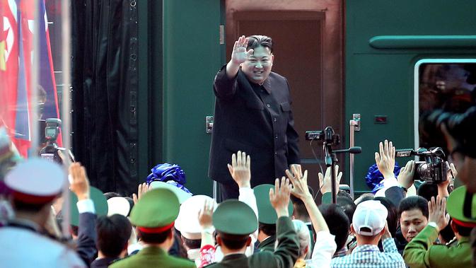 Pemimpin Korea Utara Kim Jong Un melambaikan tangan di stasiun kereta Dong Dang di Dong Dang, Vietnam, Sabtu, (2 /3). Kim Jong Un mengakhiri KTT dengan Presiden AS Donald Trump di Hanoi dan kunjungan kenegaraan ke Vietnam. (AP Photo/Minh Hoang)