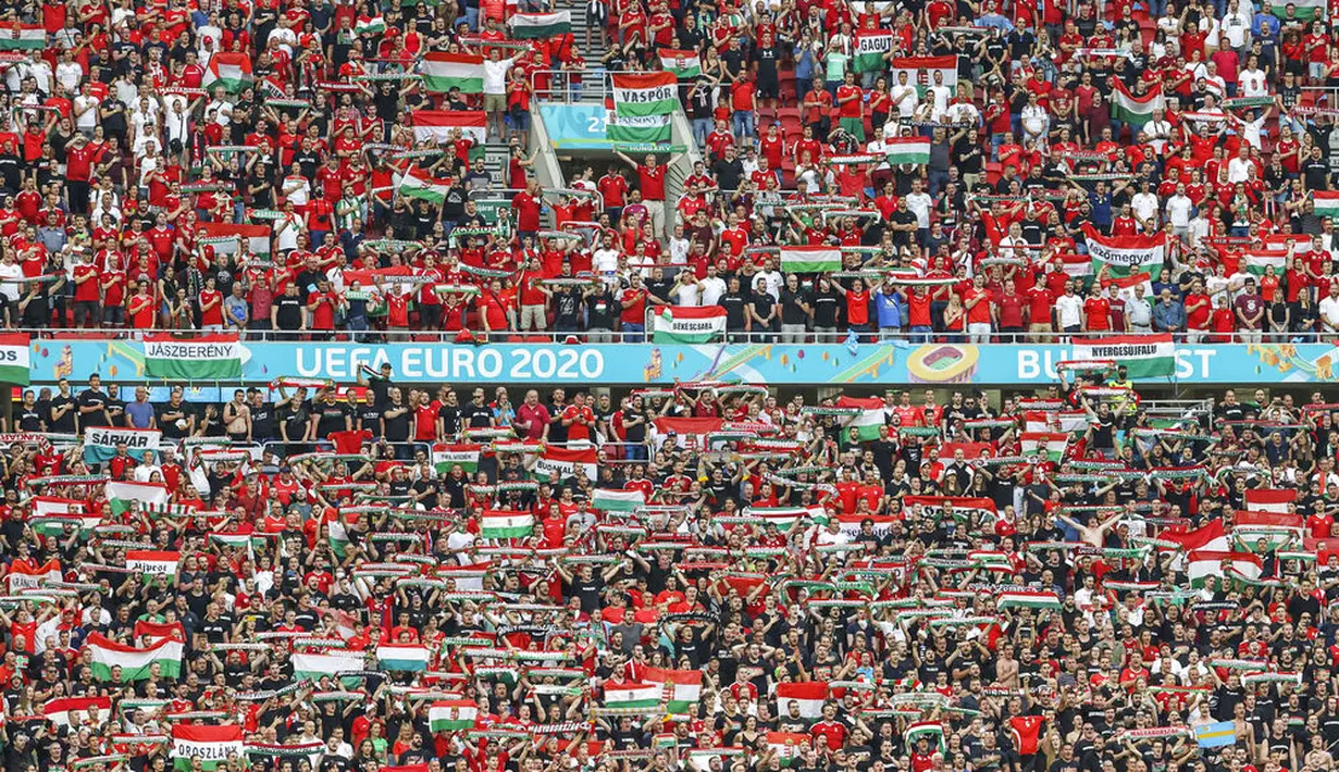 Puskas Arena tampak penuh saat Timnas Hungaria menghadapi Portugal pada laga perdana Grup F Piala Eropa 2020. Ada sekitar 60.000 lebih penonton yang datang langsung ke stadion. (Bernadett Szabo/Pool via AP)