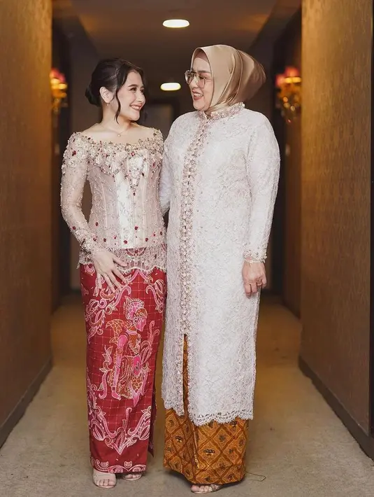 Sementara untuk bawahannya, Prilly Latuconsina mengenakan kain batik jarik dari pengrajin lokal, ASHA Indonesia. (Instagram/prillylatuconsina96).