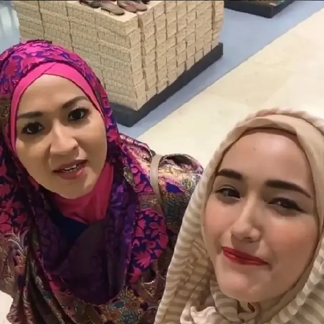 6 Potret Kedekatan Okie Agustina dan Adelia Pasha, Kompak Bak Sahabat Lama