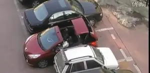 Jangan sekali kali kamu mencuri parkir orang yah, kalau tidak mau kejadian seperti ini kamu alami.