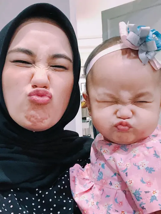 Ternyata Anesstesia Ayu sudah menikah tahun 2018 silam. Ayu sudah dikaruniai seorang putri yang begitu cantik. Lihat saja potret mereka berdua yang menggemaskan. (Liputan6.com/IG/@anesstesiaayu)