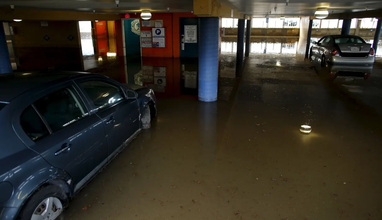 Kendaraan ditinggalkan di tempat parkir akibat banjir merendam pusat perbelanjaan di California, Rabu (6/1/2016). Badai El Nino melanda wilayah selatan California dengan membawa hujan deras ke kawasan yang sempat dilanda kekeringan. (REUTERS/Mike Blake)