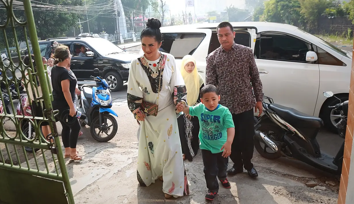 Saat menyaksikan hewan kurbannya yang akan disembelih, adik penyanyi Yuni Shara itu tidak didampingi oleh suaminya, Raul Lemos. Melainkan bersama dengan kedua buah hatinya, Kellen Alexander Lemos dan Arianha Amora Lemos. (Bambang E Ros/Bintang.com)