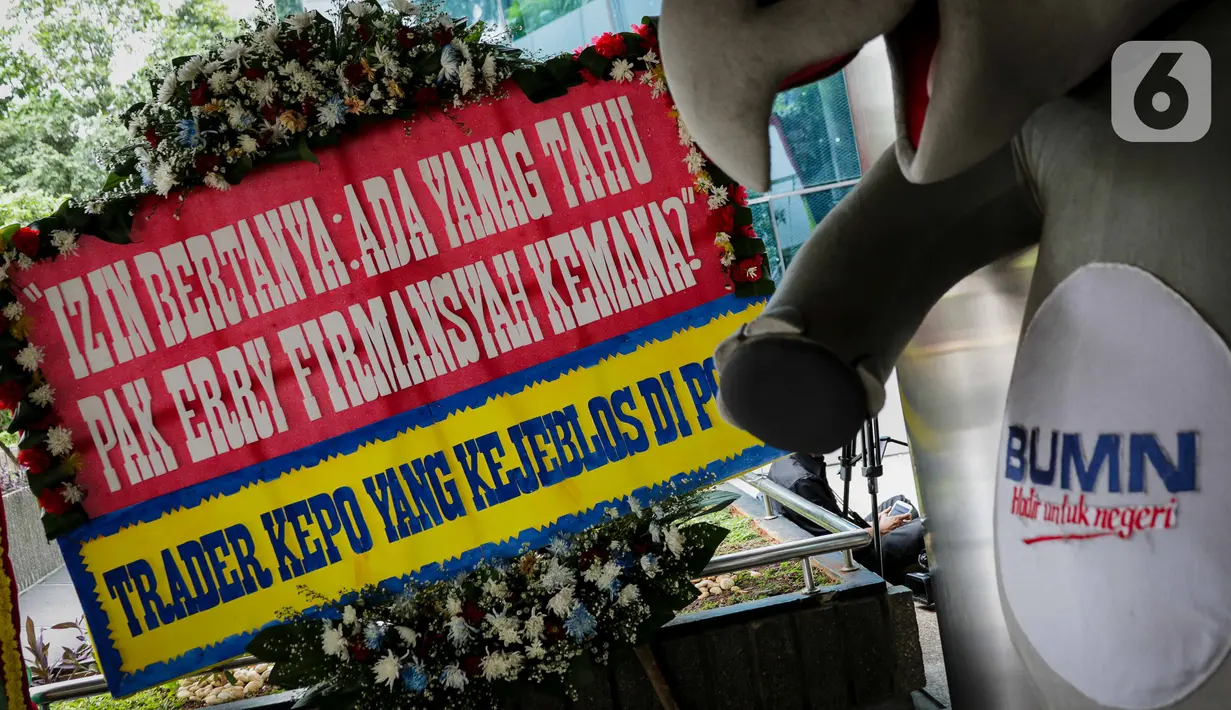 Karangan bunga terpampang di Kementerian BUMN, Kamis (16/1/2020). Kantor Menteri BUMN Erick Thohir kembali mendapat kiriman bunga berupa dukungan untuk menyelesaikan masalah PT Asuransi Jiwasraya (Persero). (Liputan6.com/Faizal Fanani)