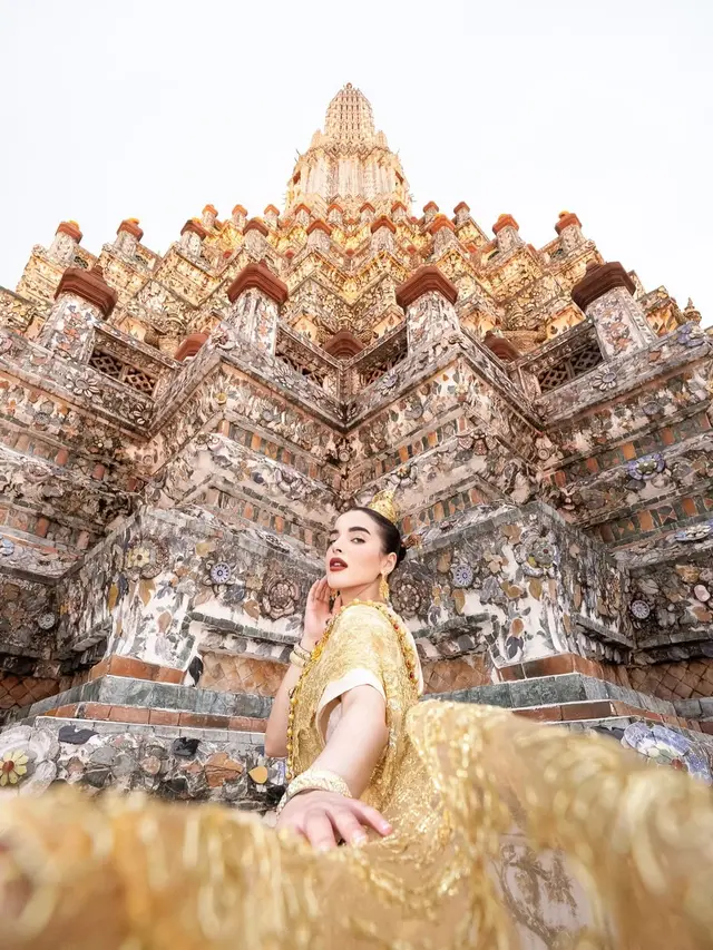 6 Gaya Tasya Farasya Tampil Bak 'Lisa BLACKPINK Versi Arab' dalam Balutan Busana Tradisional Thailand Emas di Wat Arun