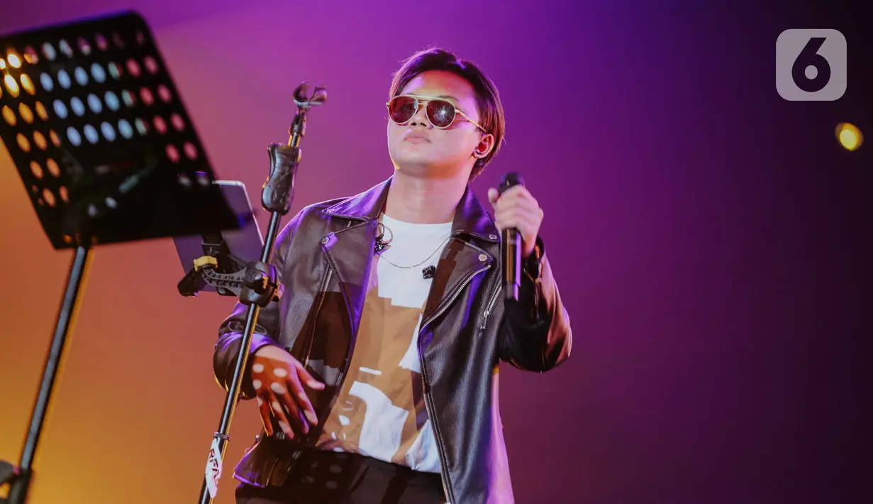 Penyanyi Rizky Febian beraksi pada Jakarta International BNI Java Jazz Festival 2020 di Jakarta, Sabtu (29/2/2020). Ardhito membawakan sejumlah lagu seperti Bila, Bitter Love, dan Fake Optics. (Liputan6.com/Faizal Fanani)