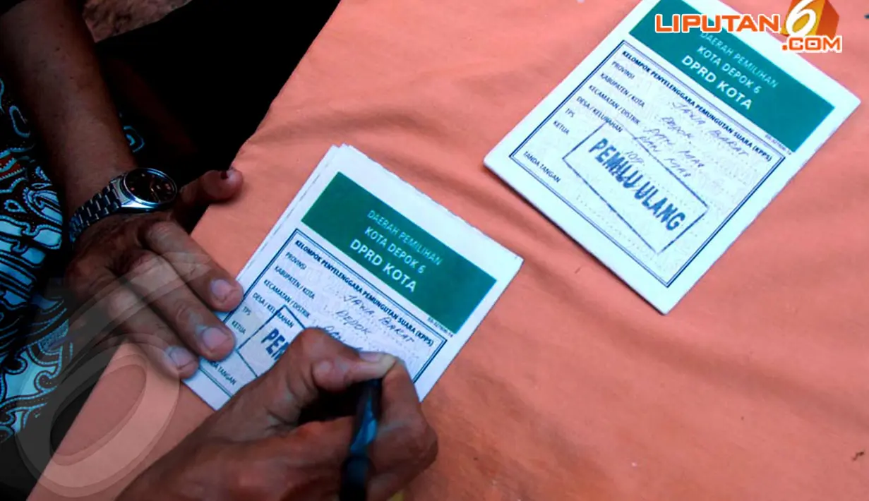 Akibat surat suara yang tertukar, tiga dari 11 kecamatan yang ada di kota Depok Jawa Barat, baru bisa menggelar Pemilu Legislatif pada Minggu (13/4/2014). (Liputan6.com/Miftahul Hayat)