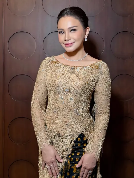 Rossa tampil mengenakan kebaya berpayet warna coklat dipadukan bawahan kain coklatnya serta perhiasaan anting-anting dan kalungnya. [@itsrossa910]