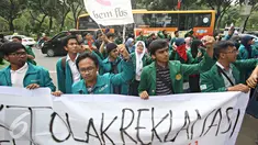 Kumpulan mahasiswa dan gabungan organisasi buruh menggelar unjuk rasa di depan Balai Kota DKI Jakarta, Rabu (20/4). Puluhan orang itu meminta Ahok untuk menghentikan proyek reklamasi di Teluk Jakarta dan penggusuran warga. (Liputan6.com/Immanuel Antonius)