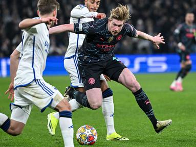 Pemain Manchester City, Kevin De Bruyne (kanan) berusaha melewati adangan sejumlah pemain FC Copenhagen pada laga 16 besar Liga Champions 2023/2024 di Copenhagen, Denmark, Rabu (14/02/2024) WIB. (AFP/Jonathan Nackstrand)