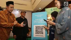(Ki-Ka) Ketua PBNU Aizzudin Abdurrahman, Waketum PBNU M Maksum Mahfoedz, Vice President Public Affairs Gojek Siti Astrid Kusumawardhani, Head of Corcom Go-Pay Winny Triswandhani memindai QR Code untuk pembayaran zakat nontunai melalui Go-Pay di Jakarta (16/7/2019). (Liputan6.com/Angga Yuniar)