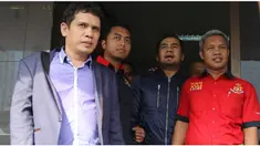 Sebagai sahabat, Inul Daratista menjenguk Saipul Jamil yang kini menjadi tahanan di Polsek Kelapa Gading. Saat dijenguk, Ipul tak kuasa menahan tangis.