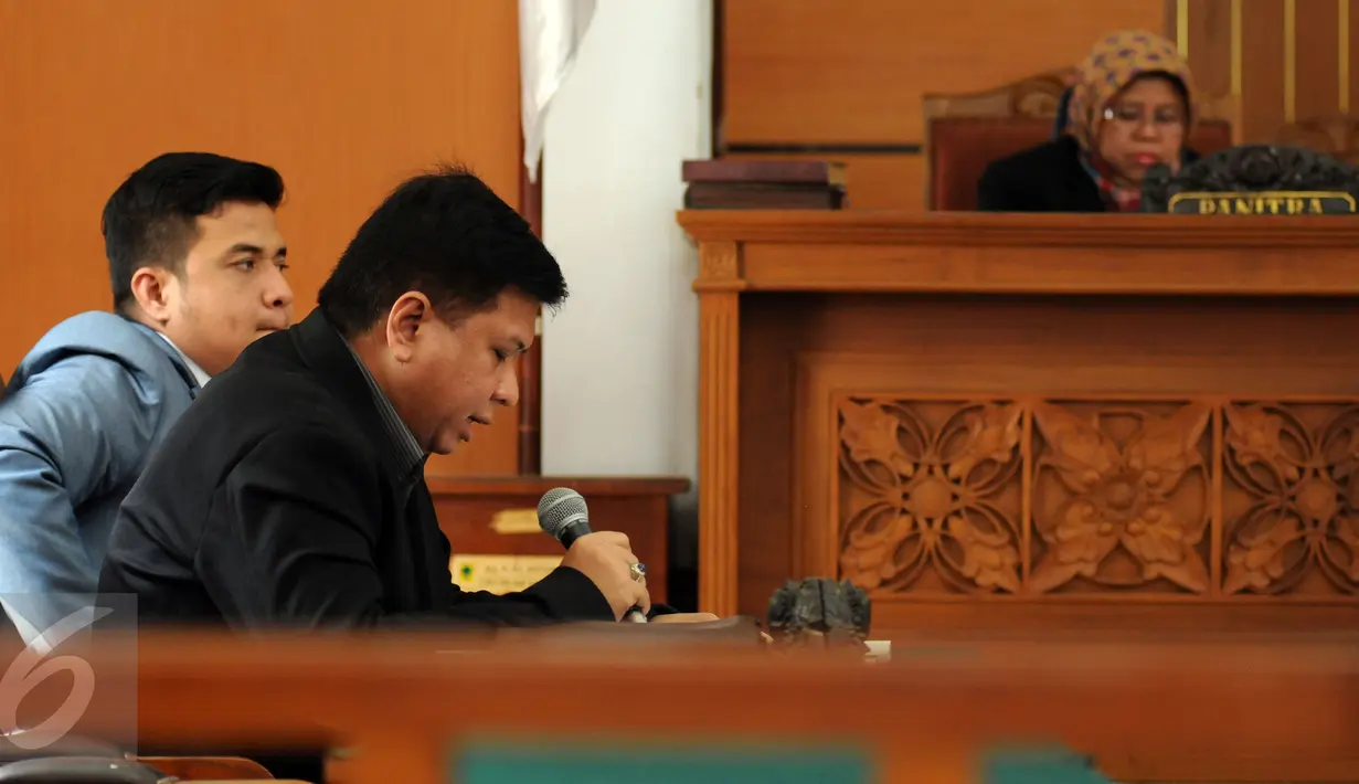 Tim kuasa hukum inovator mobil listrik Dasep Ahmadi, Vidi Galenso Syarief membacakan pengajuan praperadilan melawan Kejaksaan Agung di PN Jakarta Selatan, Senin (26/10/2015). Sidang akan dilanjutkan Selasa (27/10). (Liputan6.com/Helmi Fithriansyah)