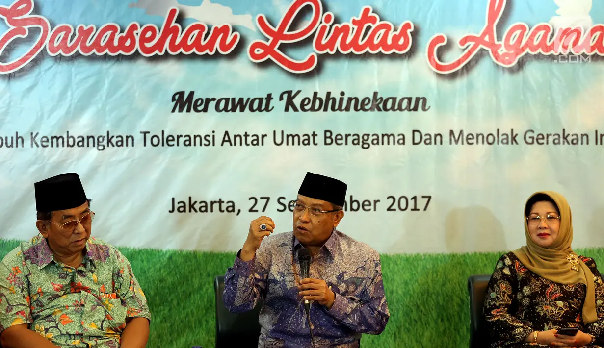Ketua Umum PBNU KH Said Aqil Siradj (tengah) bersama Bendahara Umum PBNU Bina Suhendra (kiri) dan Muslimat NU, Nur Hayati Abdul Qodir menghadiri Sarasehan Lintas Agama Merawat Kebhinekaan di Gedung PBNU, Jakarta, Rabu (27/9). (Liputan6.com/Johan Tallo)