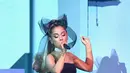 Jika kamu menonton, pasti kamu memerhatikan bahwa kalung Ariana Grande tiba-tiba menghilang. (Ethan Miller / GETTY IMAGES NORTH AMERICA / AFP)