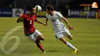 Supardi (Indonesia - 2) tampak berebut bola dengan Dhurgham Ismael Dawood (Irak - 19) dalam kualifikasi Piala Asia 2015 yang digelar di Stadion GBK Jakarta (Liputan6.com/Helmi Fithriansyah) 