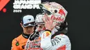 Pembalap Red Bull Racing asal Belanda, Max Verstappen (kanan) melepas helmnya setelah kemenangannya pada Fomula 1 Grand Prix Jepang di sirkuit Suzuka, prefektur Mie, Jepang pada 6 April 2025. (Toshifumi KITAMURA/AFP)