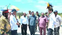 Jokowi meninjau pembangunan jalan di wilayah Desa Kenyam, Kabupaten Nduga, Provinsi Papua. 