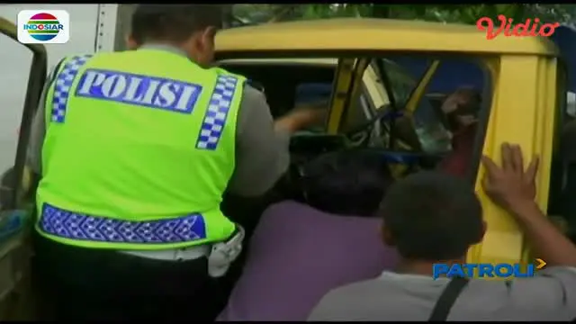 Tabrakan berawal dari truk pasir yang melaju dari Bandung menuju Cianjur tiba-tiba oleng ke kanan jalan dan menabrak mobil boks. 