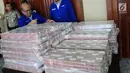 Pegawai Bank Mandiri menerima uang ganti rugi korupsi BLBI dengan terpidana Samadikun Hartono di Gedung Bank Mandiri, Jakarta, Kamis (17/5). Mantan Komisaris Utama PT Bank Modern itu terbukti korupsi dana talangan BLBI. (Liputan6.com/Angga Yuniar)