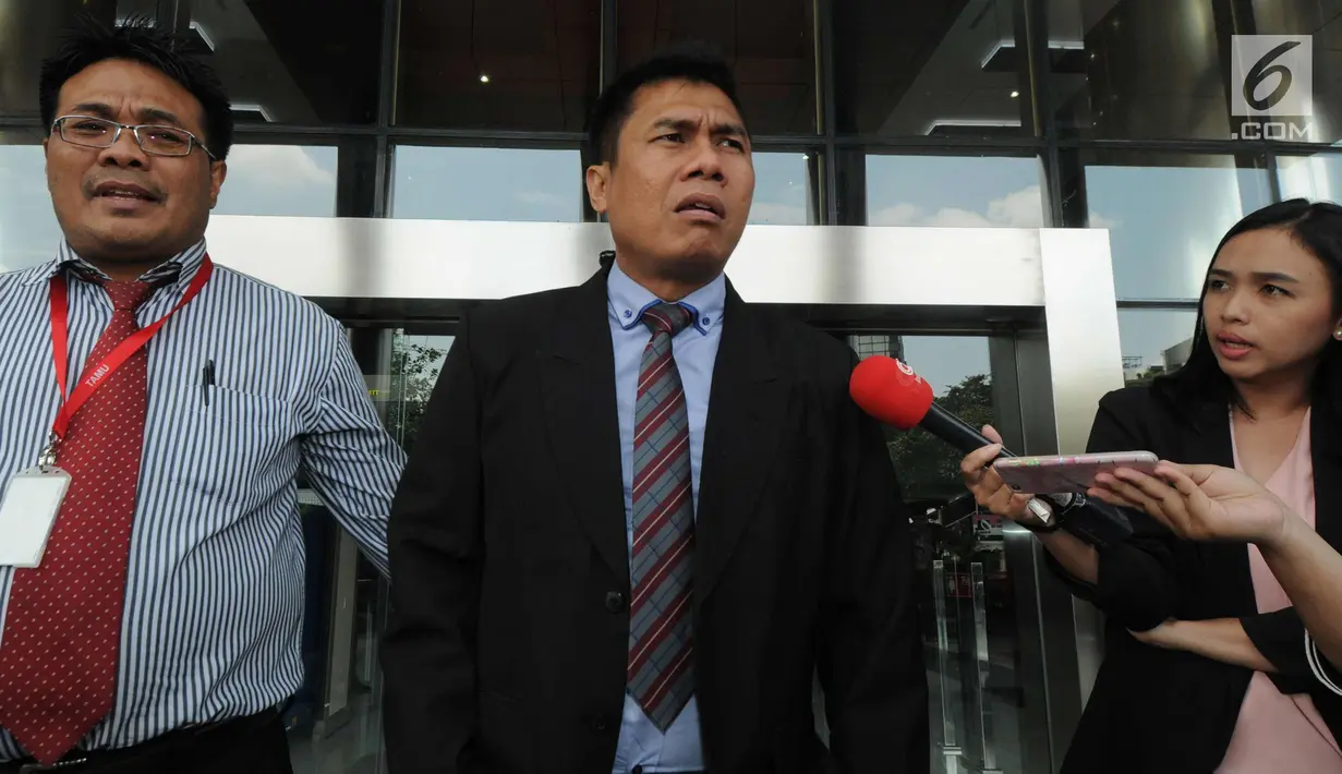 Ketua DPRD Kota Malang Abdul Hakim saat ditanya awak media usai diperiksa di KPK, Jakarta, Jumat (6/4). Abdul Hakim diperiksa terkait kasus dugaan suap pembahasan APBD-P Pemerintah Kota Malang Tahun Anggaran (TA) 2015. (Merdeka.com/Dwi Narwoko)