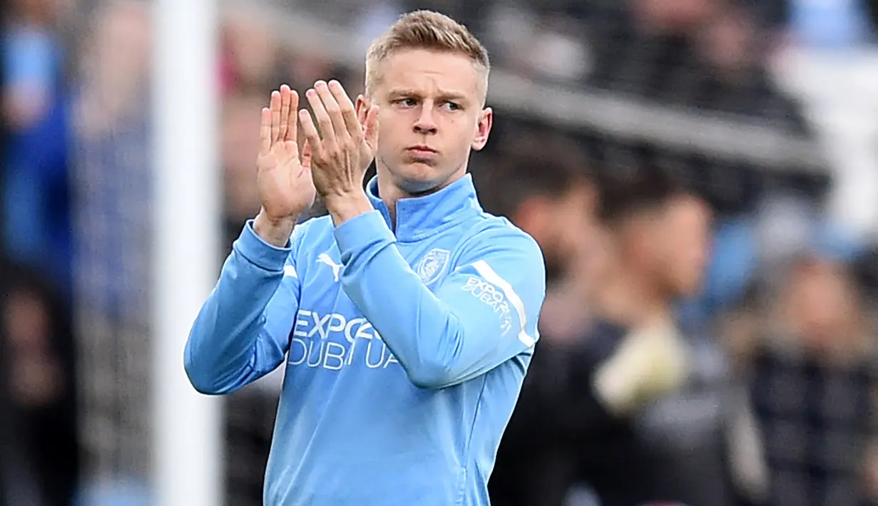 Oleksandr Zinchenko jarang menjadi pilihan utama di Manchester City usai kalah saing dengan Joao Cancelo di posisi bek kiri. Musim lalu, ia memainkan 28 pertandingan di semua kompetisi dengan mencetak lima assist. Menurut The Sun, Zinchenko digaji oleh Man City sebesar 20 ribu paun per pekan atau 360 juta rupiah per pekan. (AFP/Oli Scarff)