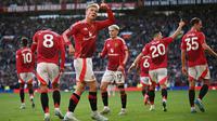 Pemain Manchester United, Rasmus Hojlund melakukan selebrasi setelah mencetak gol kemenangan timnya atas Brentford  pada laga lanjutan Liga Inggris di Old Trafford, Manchester, Inggris, Sabtu (19/10/2024). (AFP/Oli Scarff)
