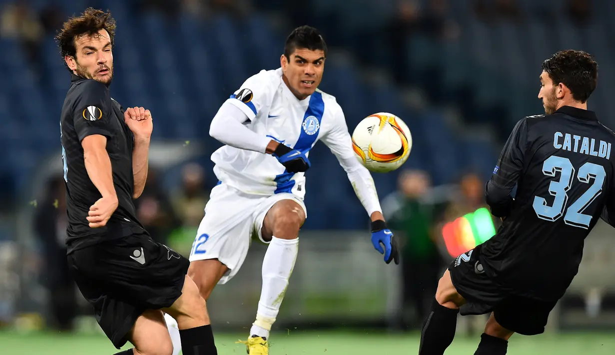 Pemain Dnipropetrovsk, Leo Matos, menendang bola ke arah gawang Lazio dalam lanjutan Grup G Liga Europa yang berlangsung di Stadion Olimpico, Roma, Jumat (27/11/2015) dini hari WIB. (AFP Photo/Gabriel Bouys)