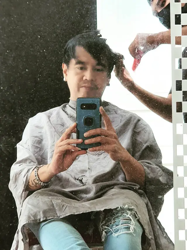 6 Potret Ian Kasela saat Tak Pakai Kacamata Hitam, Bikin Pangling