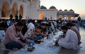 Masjid Agung Sharjah mengadopsi gaya Utsmaniyah (Ottoman) klasik dengan sentuhan modern. Tampak dalam foto, umat Muslim berbuka puasa selama bulan suci Ramadan di Masjid Agung Sharjah di Sharjah, dekat Dubai, Uni Emirat Arab, Jumat27 Februari 2026. (AP Photo/Altaf Qadri)