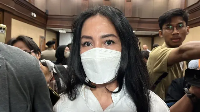 Ernie Meike Torondek, istri mantan pejabat Direktorat Jenderal Pajak Kementerian Keuangan (DJP Kemenkeu) Rafael Alun Trisambodo usai menghadiri sidang dakwaan sang suami di PN Jakpus, Rabu (30/8/2023).