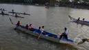 Sejumlah peserta mendayung kano melintasi Sungai Cisadane dalam rangka Festival Cisadane 2015, Banten, Sabtu (23/5/2015). Sebanyak 100 perahu nusantara menampilkan berbagai pernak-pernik budaya khas nusantara (Liputan6.com/Andrian M Tunay)