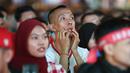 Raut muka ketegangan suporter Garuda pada saat nonton bareng pertandingan Timnas Indonesia vs China di Kompleks Stadion Utama Gelora Bung Karno (SUGBK), Senayan, Jakarta, Selasa (15/10/2024) malam WIB. (Bola.com/Abdul Aziz)
