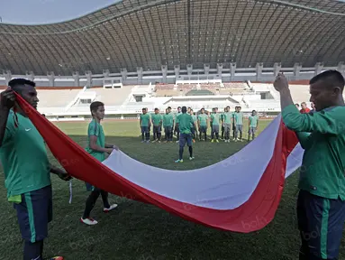 Yanto Basna, Teja Paku Alam, Abdurahman, dan Dendi Sulistyawan melipat bendera usai upacara memperingati HUT RI ke-71 di Stadion Pakansari, Bogor, Rabu (17/82016). (Bola.com/Nicklas Hanoatubun)