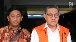Anggota DPR F-PAN Sukiman (kanan) usai menjalani pemeriksaan perdana pascapenahanan oleh penyidik di Gedung KPK, Jakarta, Jumat (16/8/2019). Sukiman diperiksa sebagai tersangka dugaan suap pengurusan dana perimbangan APBN-P 2017 dan APBN 2018 Kabupaten Pegunungan Arfak. (merdeka.com/Dwi Narwoko)