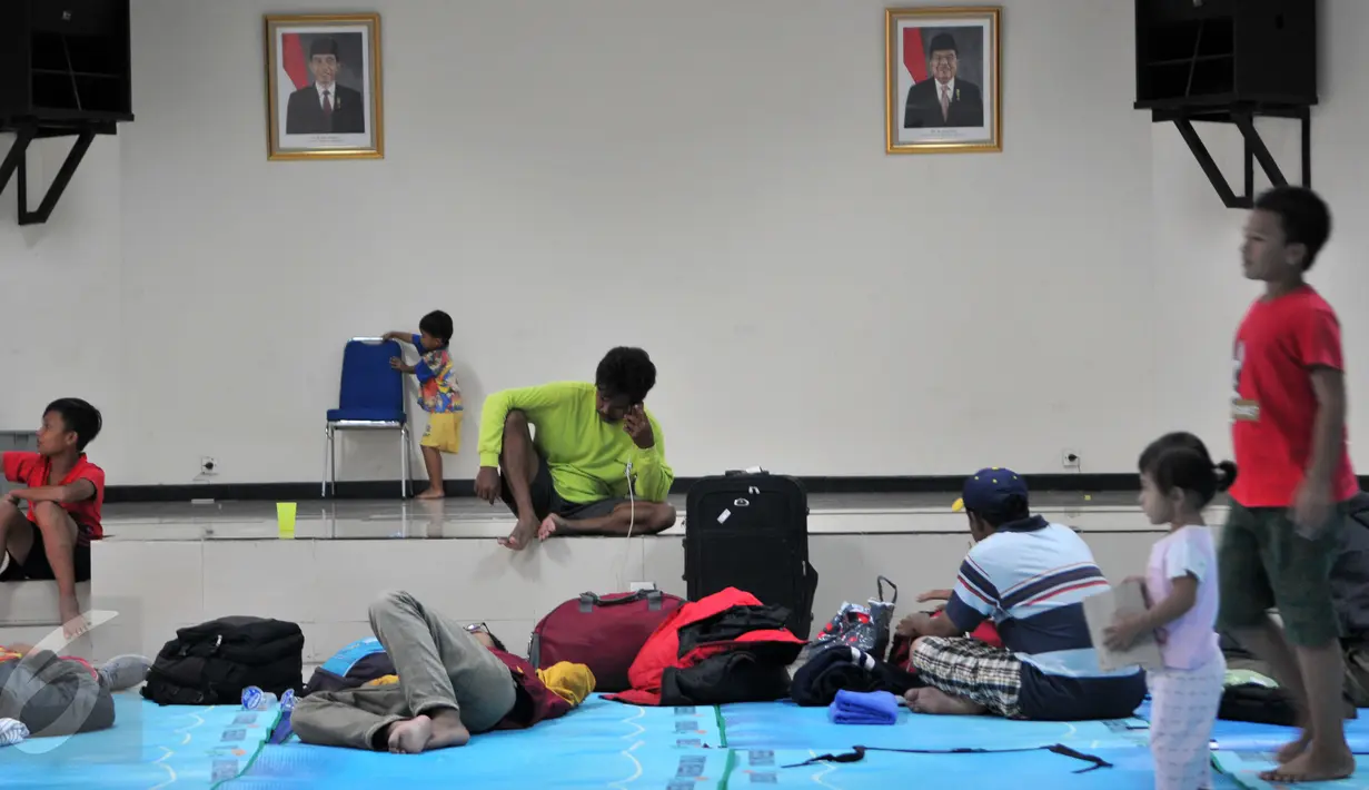 Sejumlah pengungsi eks Gafatar dibawa ke rumah penampungan Panti Sosial Bina Insan (PSBI), Cipayung, Jakarta, Sabtu (23/1/2016). Panti sosial ini menampung sebanyak 118 eks Gafatar.  (Liputan6.com/Yoppy Renato)