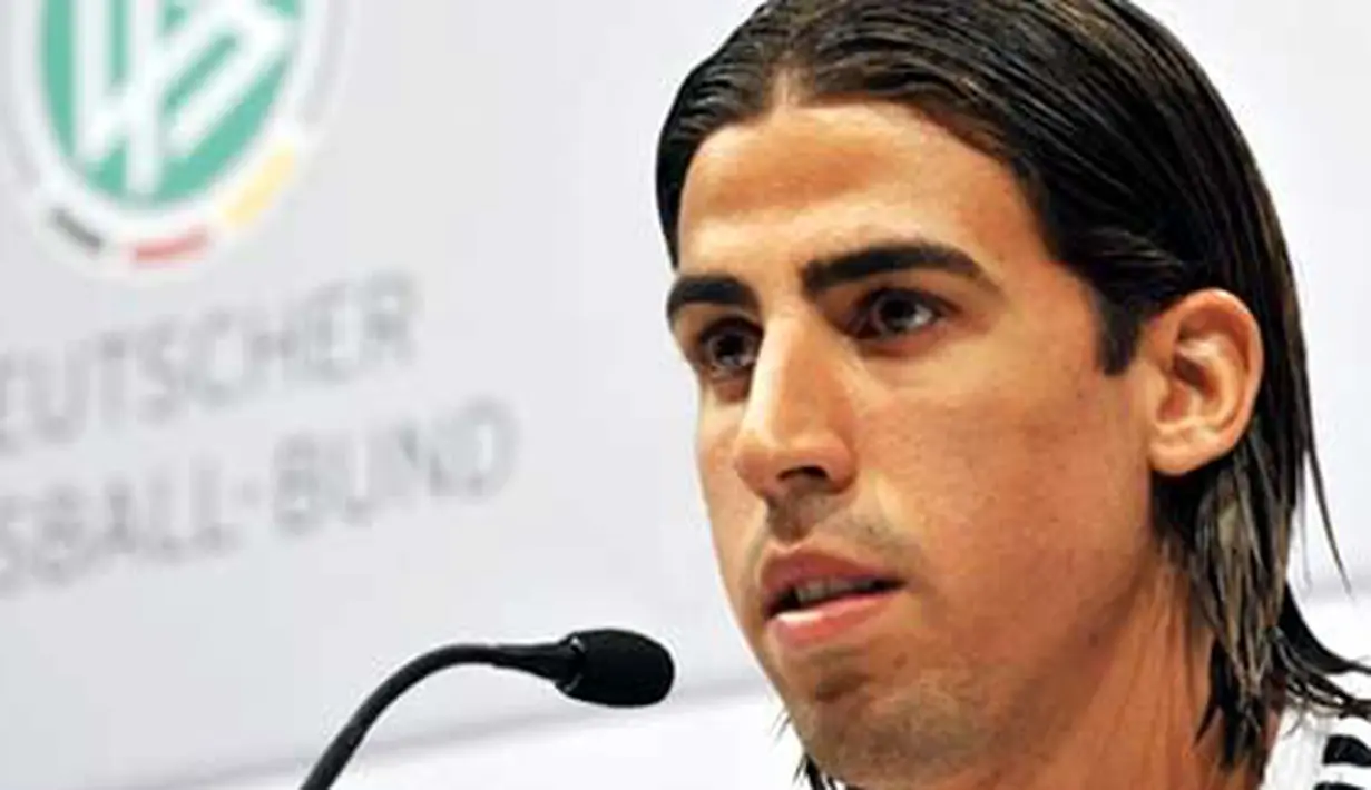 Gelandang Timnas Jerman Sami Khedira di sesi konferensi pers di Cologne, 2 September 2009 jelang laga persahabatan melawan Afrika Selatan. AFP PHOTO DDP/ LENNART PREISS