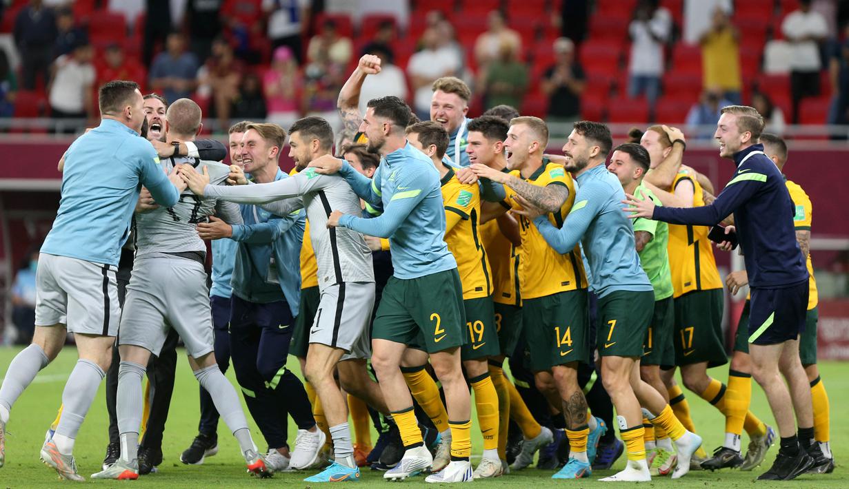 Lolosnya Australia diraih usai mengalahkan Peru di final playoff interkontinental yang digelar di Ahmad bin Ali Stadium, Ar Rayyan, Selasa (14/6/2022) dini hari WIB. Usai bermain imbang tanpa gol selama 120 menit, Mathew Ryan dkk akhirnya menang 5-4 lewat drama adu penalti. (AFP/Mustafa Abumunes)