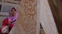 Pengrajin memperagakan keterampilannya membuat batik tulis dalam Peringatan Hari Batik Nasional di Museum Tekstil, Jakarta, Jumat (2/10/2015). Perayaan tersebut juga menampilkan produk batik dari berbagai daerah di Indonesia. (Liputan6.com/Angga Yuniar)