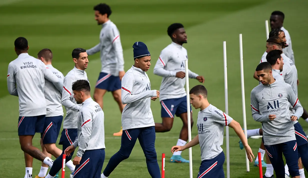 <p>Para pemain Paris Saint-Germain ambil bagian dalam sesi latihan di tempat latihan klub Camp des Loges di Saint-Germain-en-Laye, barat Paris, Kamis (28/4/2022). Juara Ligue 1 yang baru dinobatkan PSG akan dijamu oleh Strasbourg pada pekan ke-35 Ligue 1 2021/22, Sabtu 30 April 2022, di Stade de la Meinau. (FRANCK FIFE / AFP)</p>