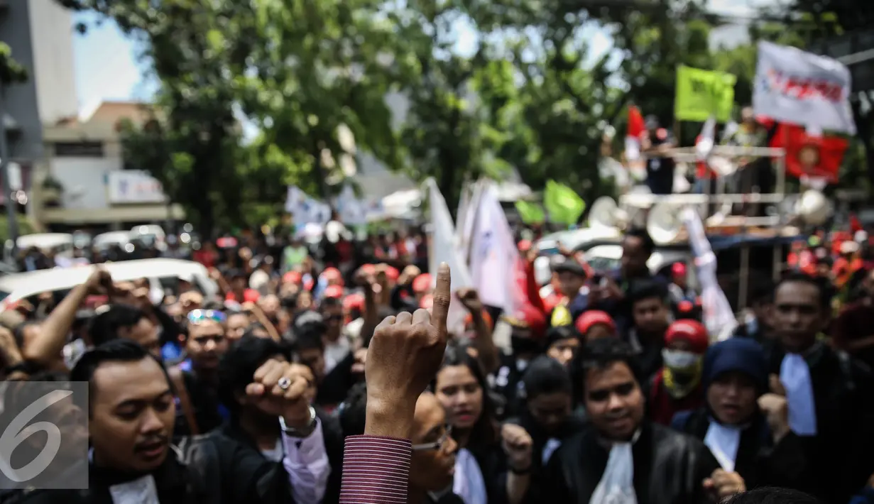 Ratusan aktivis GBI kembali melakukan aksi demonstrasi di PN Jakarta Pusat, Senin (28/3). Aksi sebagai bentuk solidaritas terhadap 23 aktivis buruh, dua pengacara publik dan satu mahasiswa yang menjalani persidangan perdana. (Liputan6.com/Faizal Fanani)
