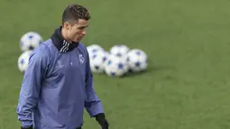 Bintang Real Madrid, Cristiano Ronaldo tengah mempersiapkan diri untuk melawan Napoli pada laga 16 besar Liga Champions di Valdebebas stadium, Madrid, Spain, (14/2/2017). (AP/Daniel Ochoa de Olza)