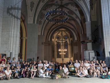 Suasana santai saat nonton bareng laga final piala Eropa 2016 antara Portugal melawan Prancis di Gereja St Francis, Lausanne, Swiss, (10/7/2016).  (EPA/Cyril Zingaro)