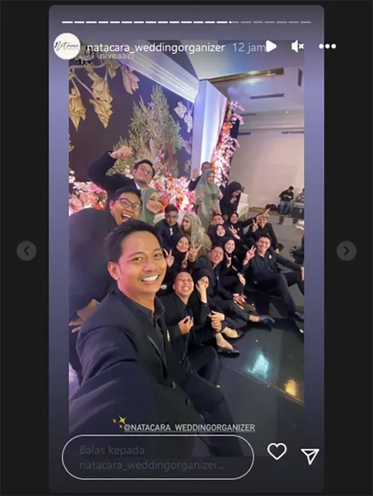 Selain Cindy, Tengku Firmansyah juga mendoakan kepada anak-anaknya agar segera diberi momongan disambut tawa kedua pengantin dan tamu undangan. Suasana resepsi pernikahan dalam sebuah gedung. [Instagram/@natacara_weddingorganizer]