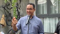 Mantan calon presiden (capres) Anies Baswedan Saat ditemui awak media di kediamannya, Jalan Lebak Bulus Dalam, Cilandak, Jakarta Selatan, Selasa (7/5/2024). (Liputan6.com/Winda Nelfira)