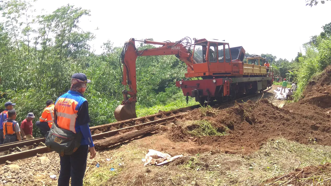 Perbaikan jalur rel kereta api Bogor-Sukabumi